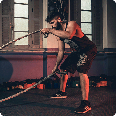 ورزشکار درحال تمرین کراسفیت در باشگاه بلک باکس